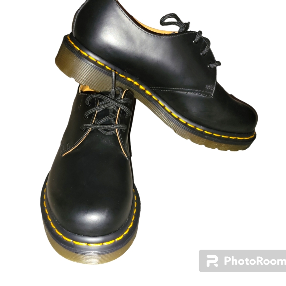 Dr. Martens Airwaves Oxford Black - Size 9 (EU 41) - NIB.